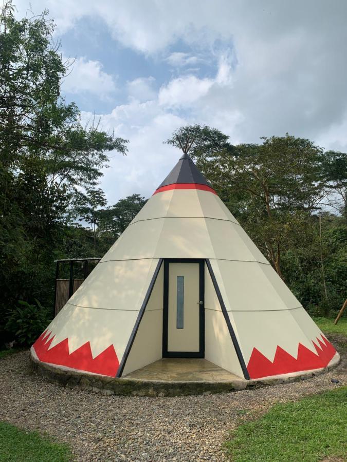 Bosque De Aventura & Glamping Refugio Del Bosque Hotel Ла Меса Екстериор снимка